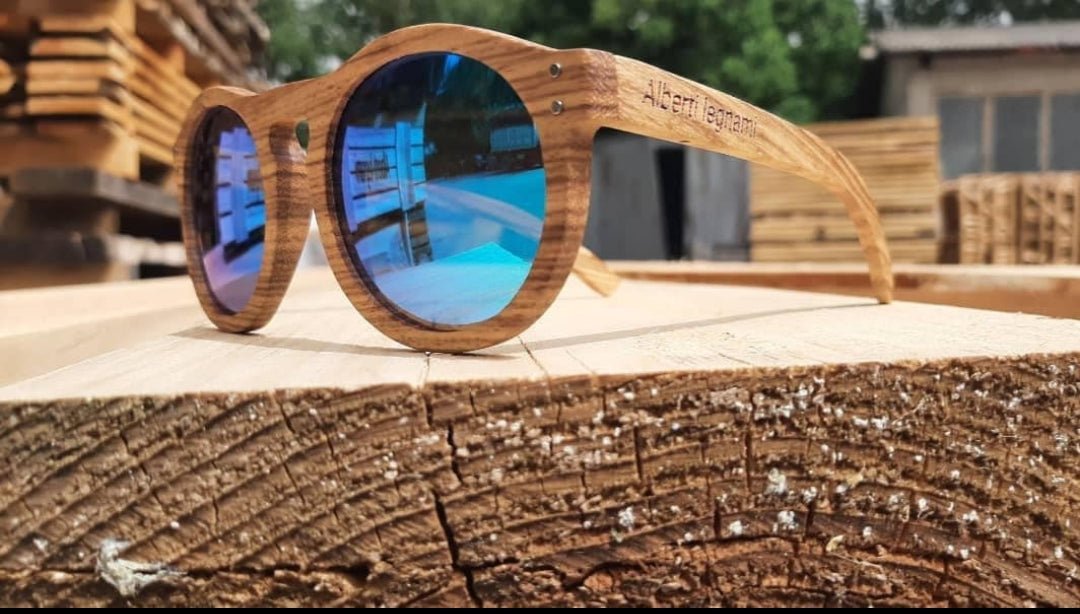 Occhiali da sole in legno