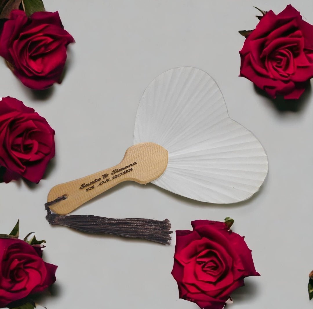 Ventagli in legno e carta a forma di cuore