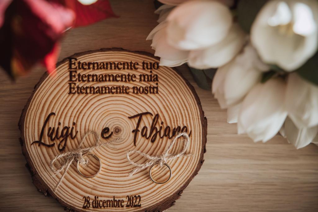 Portafedi matrimonio in legno inciso